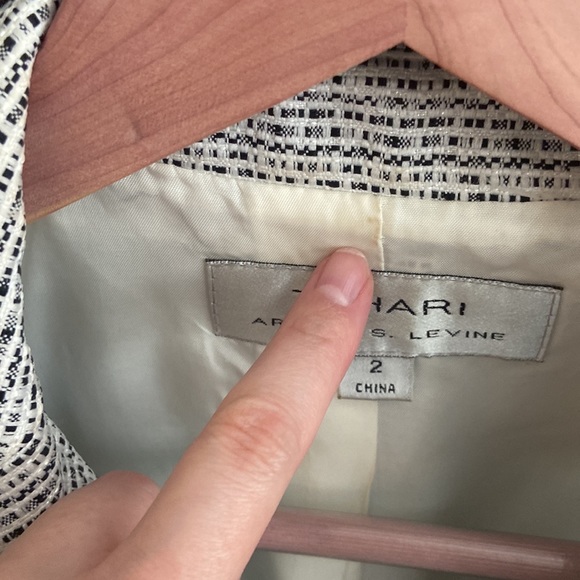 Tahari suit jacket and skirt - Picture 4 of 5